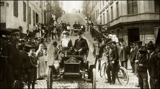 Alexandra Gjestvang vid ratten 1904