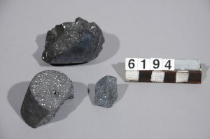 Bitar av konstgjord kristall