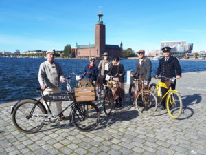 Medarbetare från museet med gamla cyklar